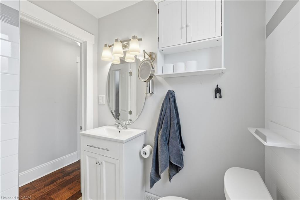34 Balsam Avenue N, Hamilton, ON - Indoor Photo Showing Bathroom