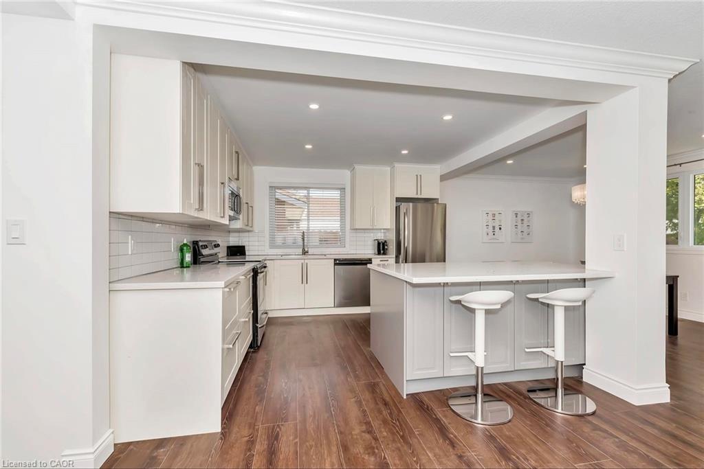 24 Darlington Drive, Hamilton, ON - Indoor Photo Showing Kitchen