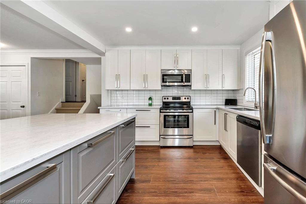 24 Darlington Drive, Hamilton, ON - Indoor Photo Showing Kitchen With Upgraded Kitchen