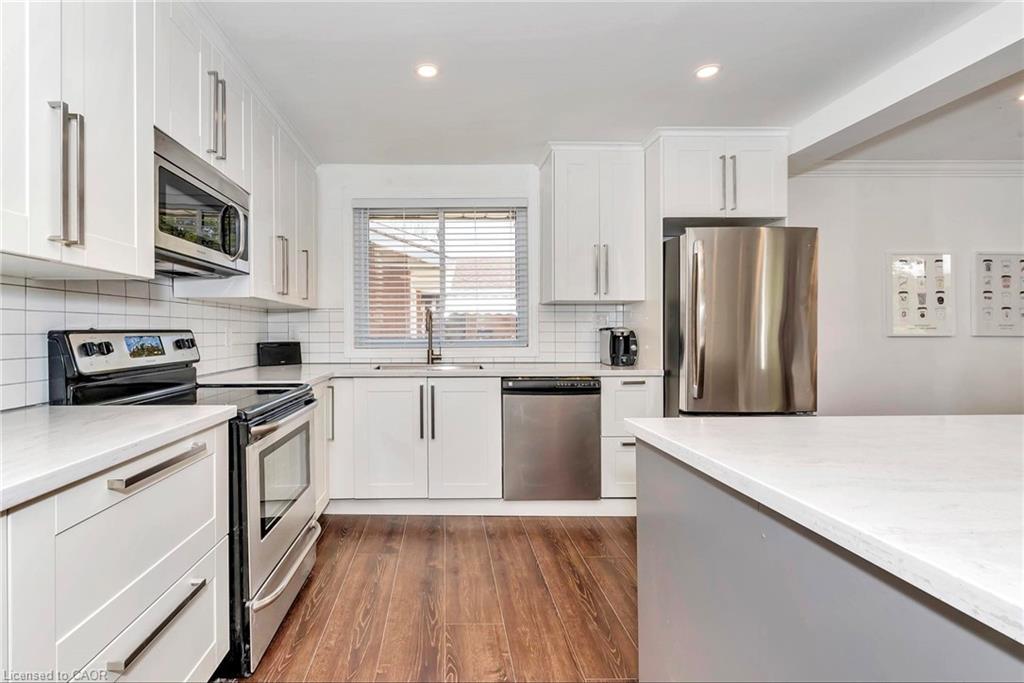 24 Darlington Drive, Hamilton, ON - Indoor Photo Showing Kitchen With Upgraded Kitchen