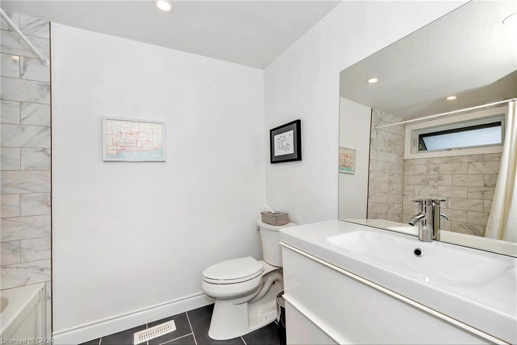 24 Darlington Drive, Hamilton, ON - Indoor Photo Showing Bathroom