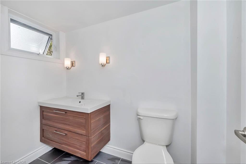 24 Darlington Drive, Hamilton, ON - Indoor Photo Showing Bathroom