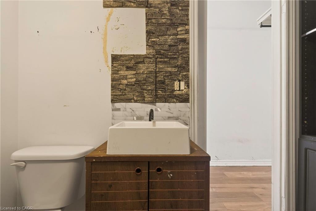 218 East 8Th Street, Hamilton, ON - Indoor Photo Showing Bathroom