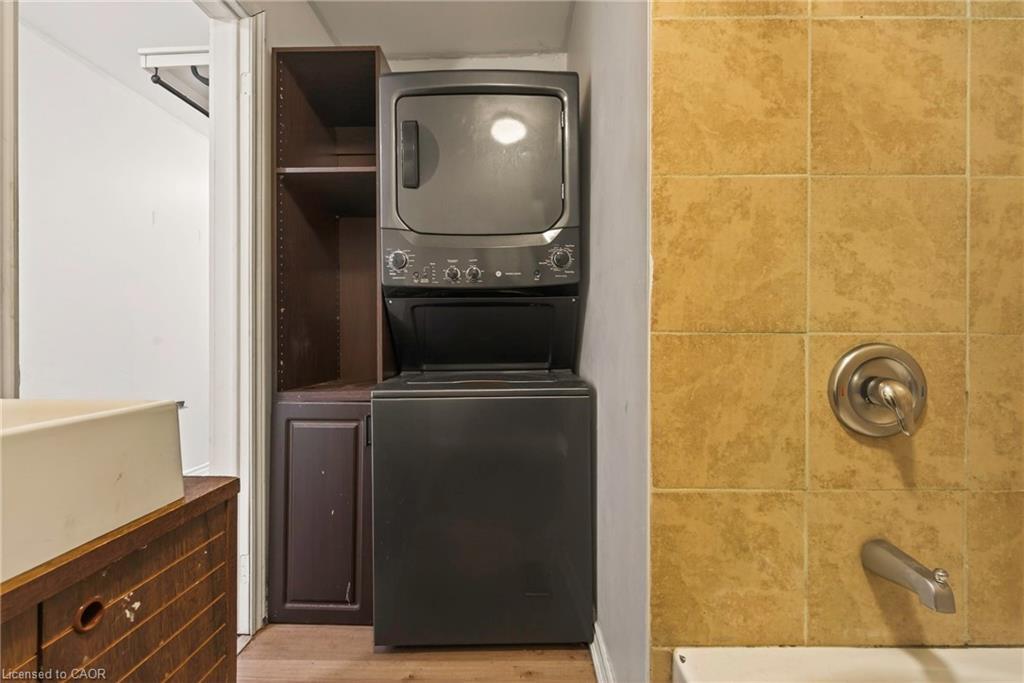 218 East 8Th Street, Hamilton, ON - Indoor Photo Showing Laundry Room