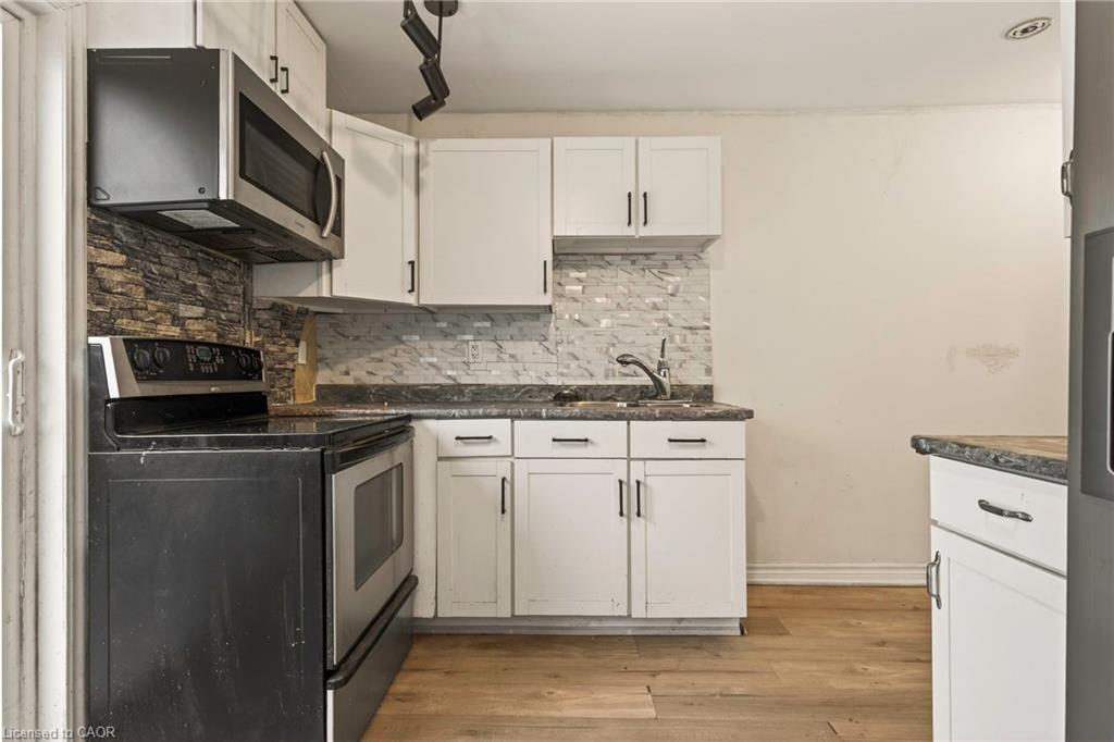 218 East 8Th Street, Hamilton, ON - Indoor Photo Showing Kitchen