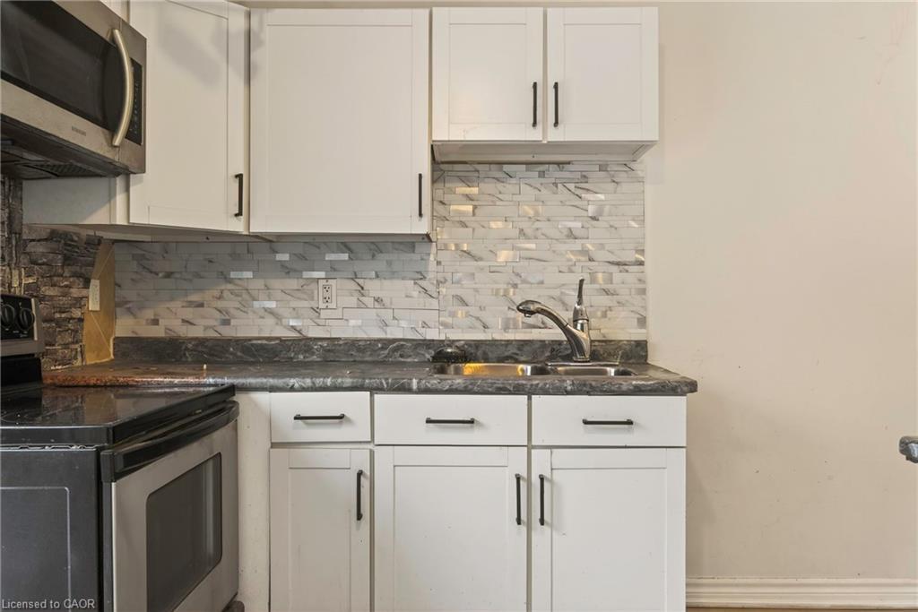218 East 8Th Street, Hamilton, ON - Indoor Photo Showing Kitchen
