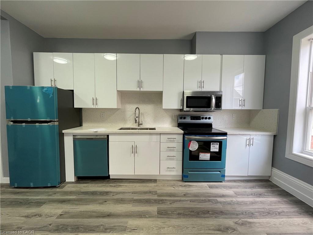 49 Madison Avenue N, Kitchener, ON - Indoor Photo Showing Kitchen