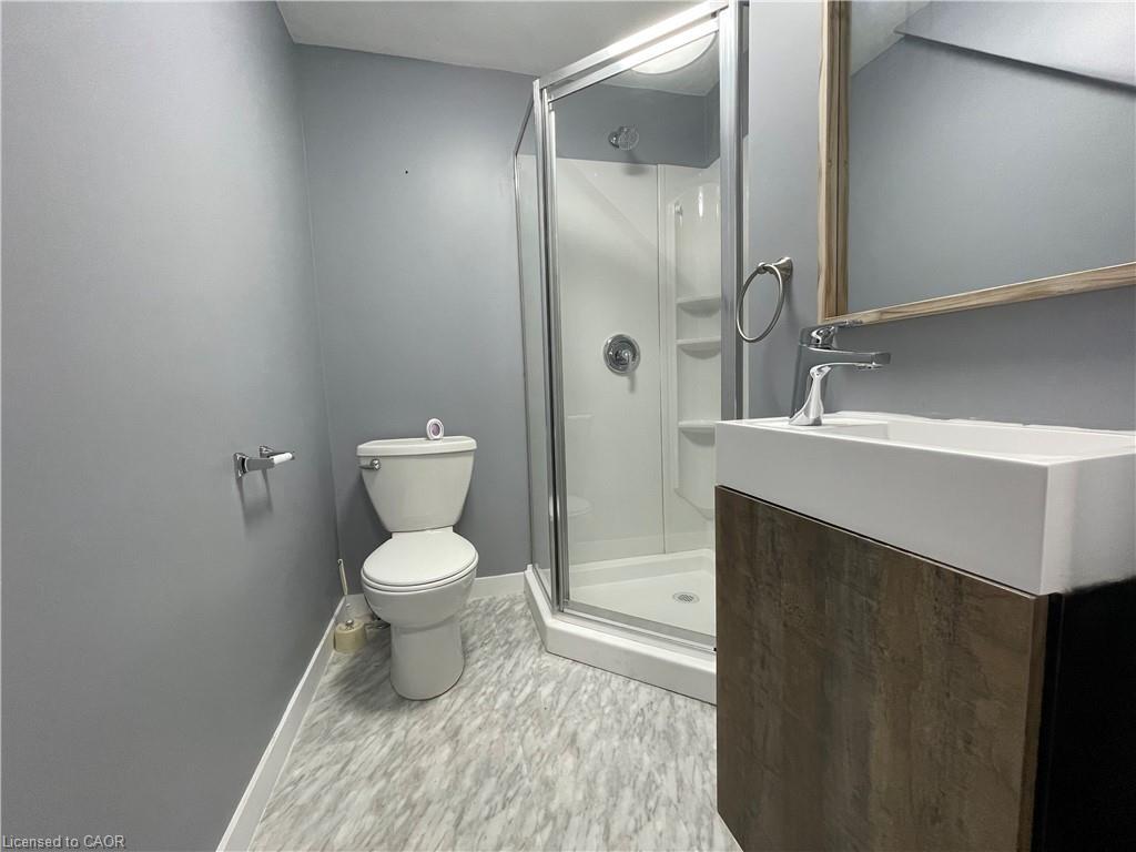 49 Madison Avenue N, Kitchener, ON - Indoor Photo Showing Bathroom