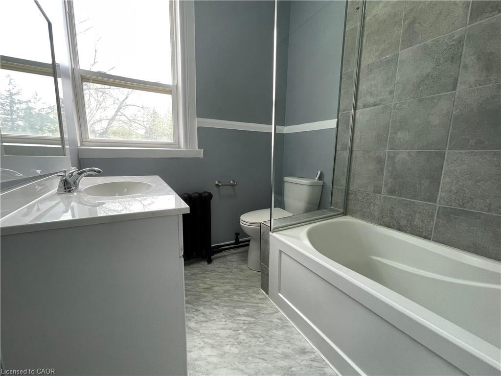 49 Madison Avenue N, Kitchener, ON - Indoor Photo Showing Bathroom