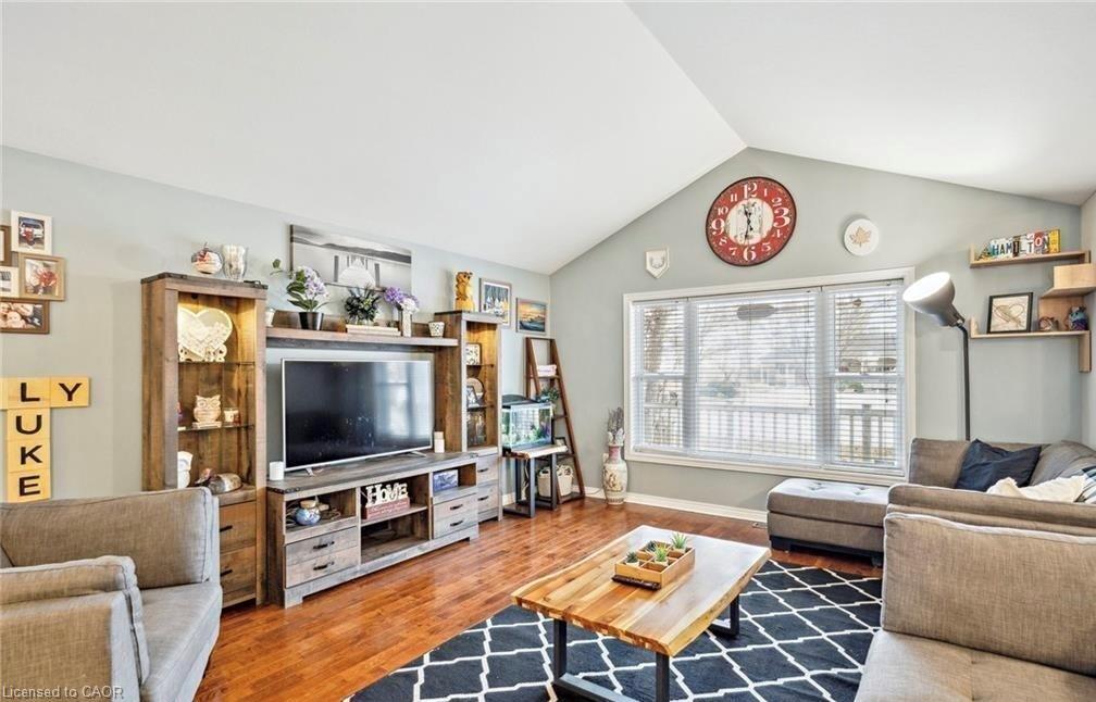 996 Beach Boulevard, Hamilton, ON - Indoor Photo Showing Living Room