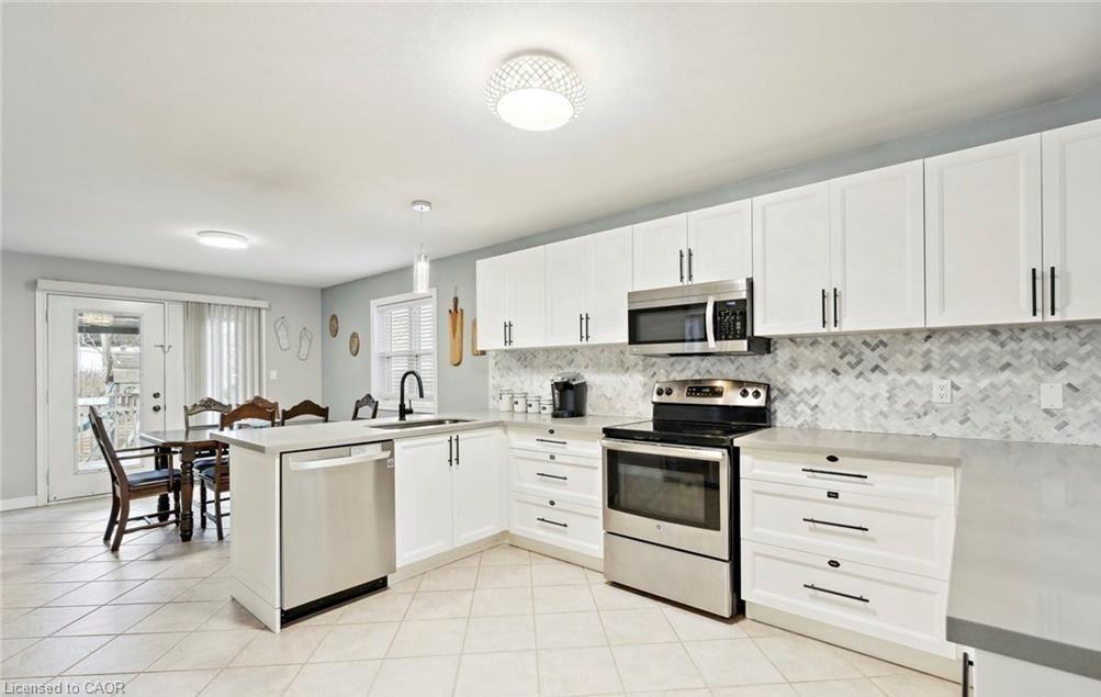 996 Beach Boulevard, Hamilton, ON - Indoor Photo Showing Kitchen With Upgraded Kitchen