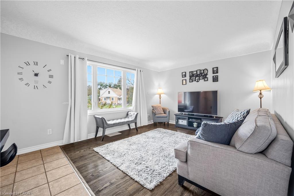 541 Courtland Avenue E, Kitchener, ON - Indoor Photo Showing Living Room