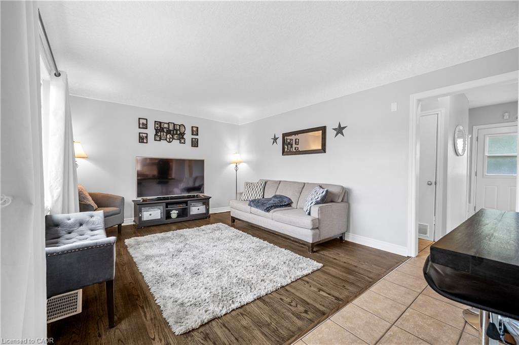 541 Courtland Avenue E, Kitchener, ON - Indoor Photo Showing Living Room