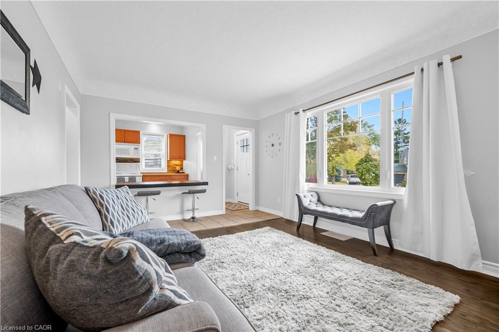 541 Courtland Avenue E, Kitchener, ON - Indoor Photo Showing Living Room