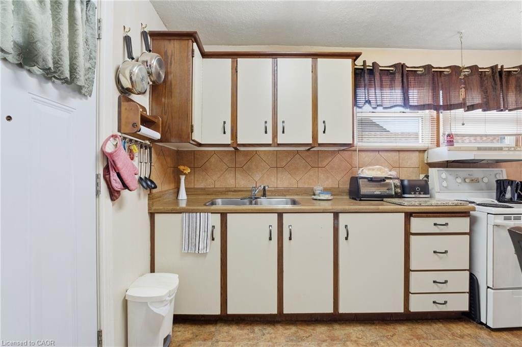 298 Sanatorium Road, Hamilton, ON - Indoor Photo Showing Kitchen With Double Sink