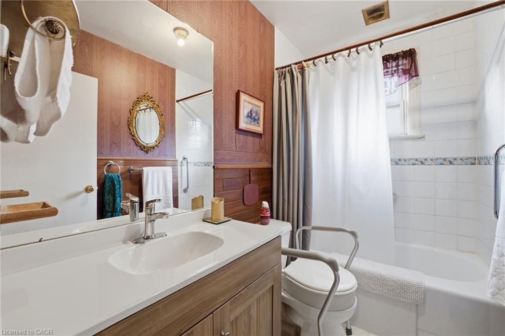 298 Sanatorium Road, Hamilton, ON - Indoor Photo Showing Bathroom