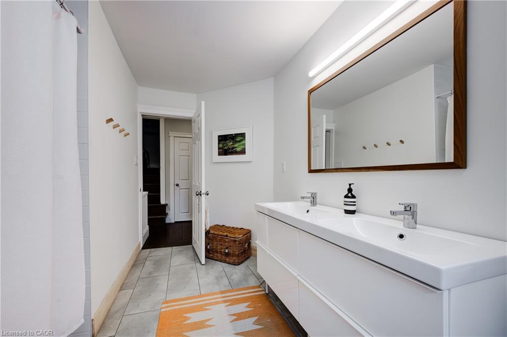 97 Gladstone Avenue, Hamilton, ON - Indoor Photo Showing Bathroom