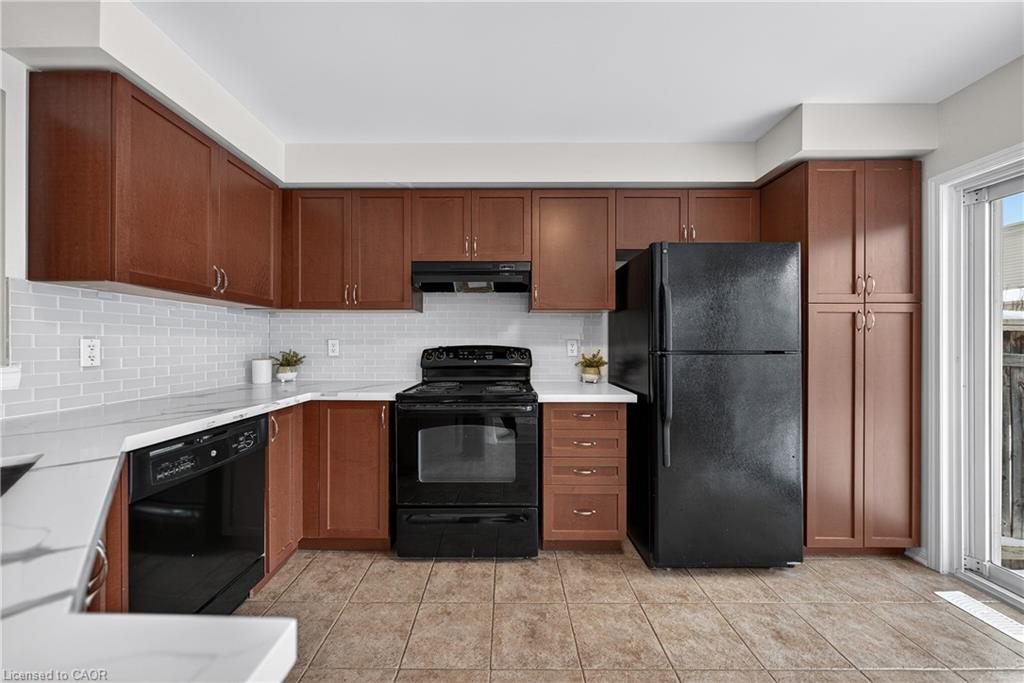 19 Blackbird Circle, Cambridge, ON - Indoor Photo Showing Kitchen With Double Sink
