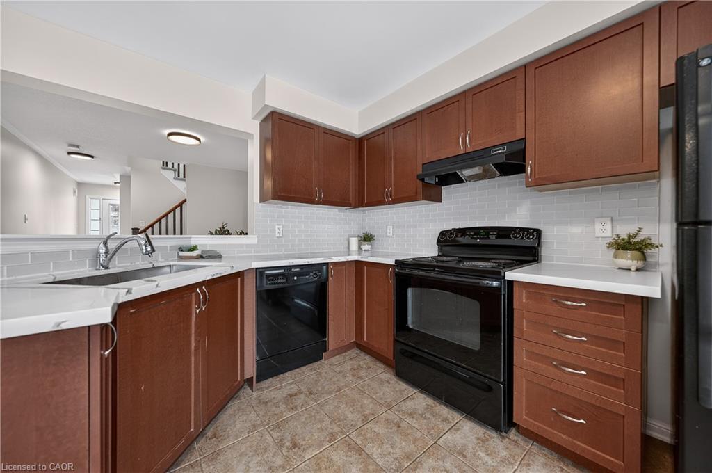 19 Blackbird Circle, Cambridge, ON - Indoor Photo Showing Kitchen With Double Sink