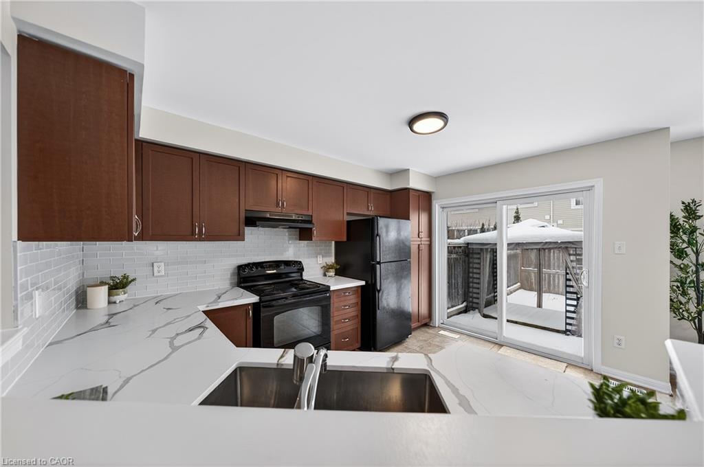 19 Blackbird Circle, Cambridge, ON - Indoor Photo Showing Kitchen