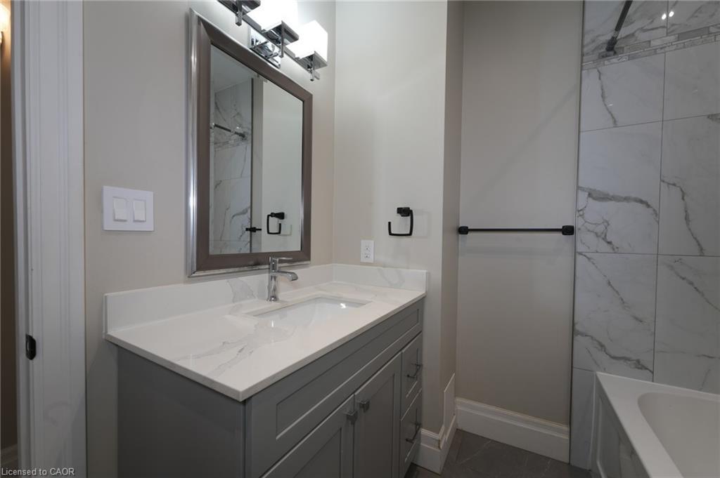 1-145 Wellington Street N, Hamilton, ON - Indoor Photo Showing Bathroom