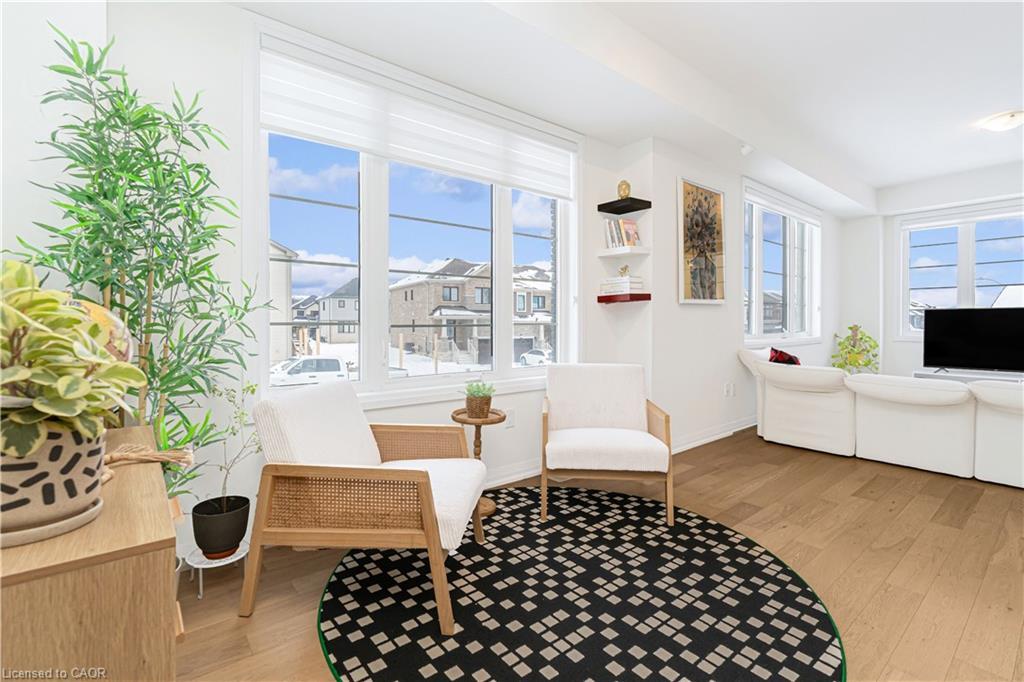 60 Granville Crescent, Haldimand, ON - Indoor Photo Showing Living Room
