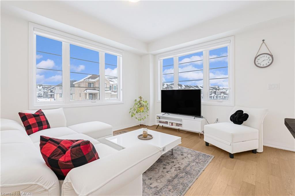 60 Granville Crescent, Haldimand, ON - Indoor Photo Showing Living Room