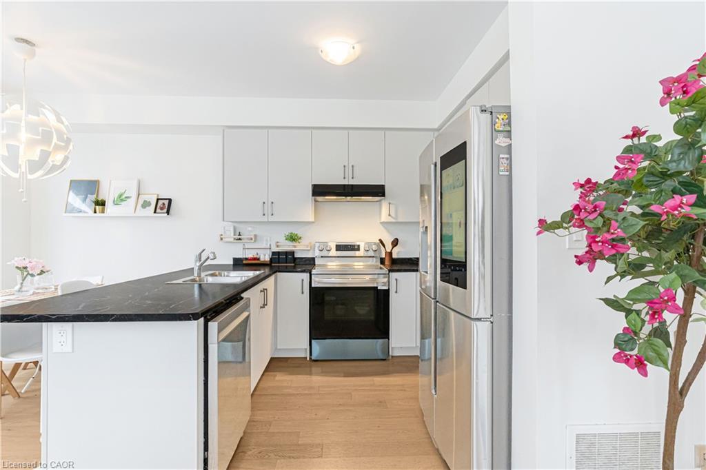 60 Granville Crescent, Haldimand, ON - Indoor Photo Showing Kitchen With Upgraded Kitchen