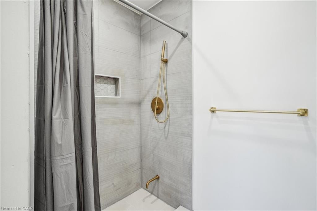 Main-118 Deschene Avenue, Hamilton, ON - Indoor Photo Showing Bathroom