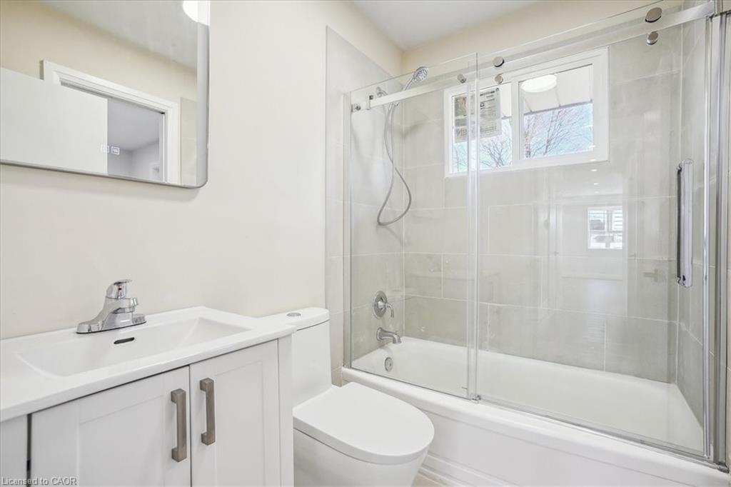 Main-118 Deschene Avenue, Hamilton, ON - Indoor Photo Showing Bathroom