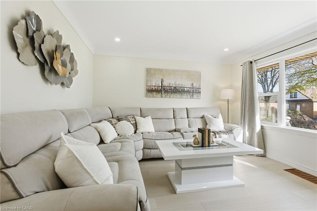352 East 28Th Street, Hamilton, ON - Indoor Photo Showing Living Room
