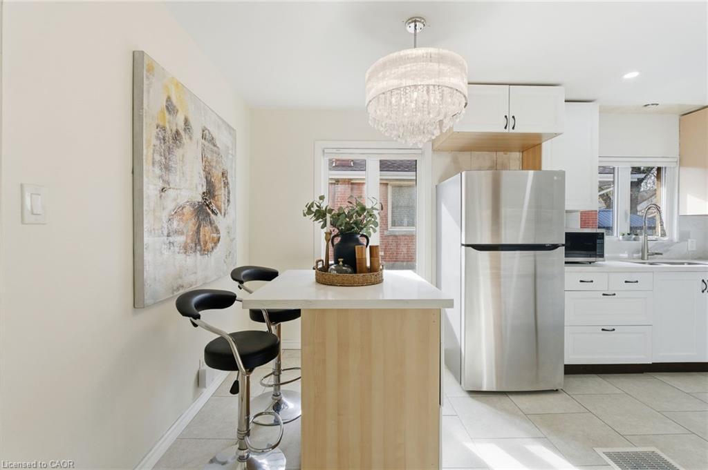 352 East 28Th Street, Hamilton, ON - Indoor Photo Showing Kitchen