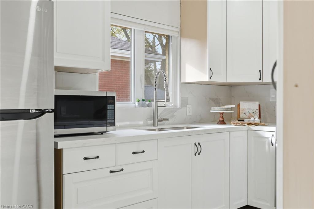 352 East 28Th Street, Hamilton, ON - Indoor Photo Showing Kitchen
