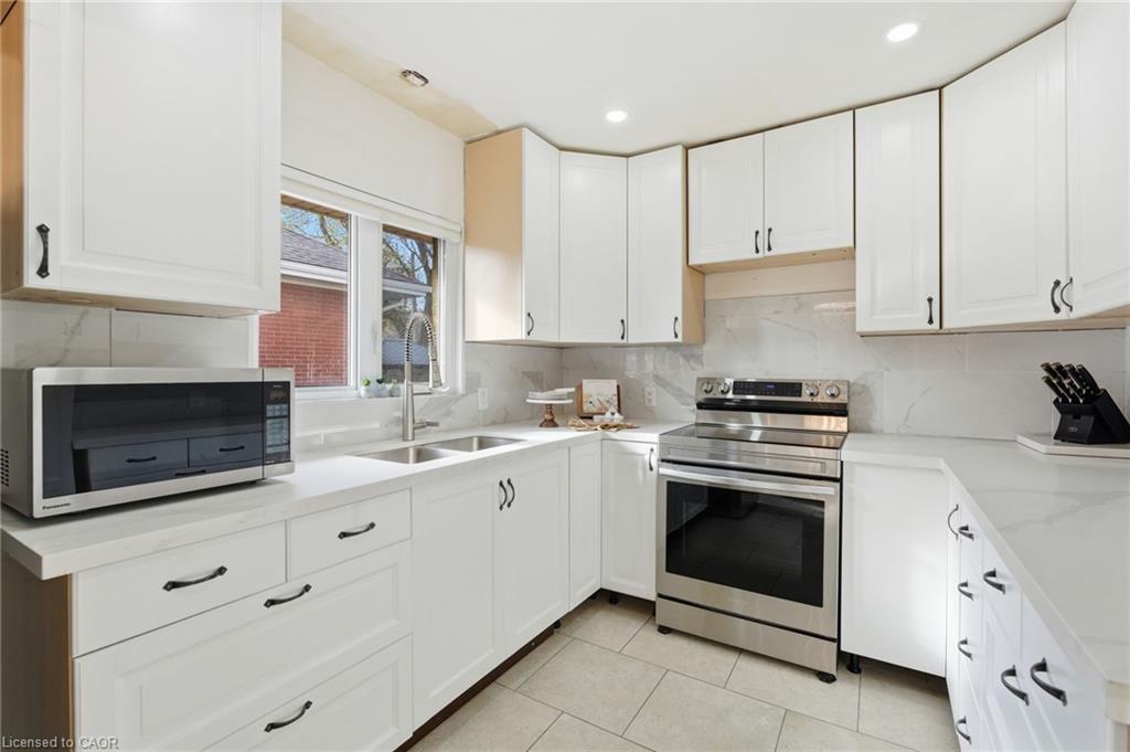 352 East 28Th Street, Hamilton, ON - Indoor Photo Showing Kitchen With Double Sink