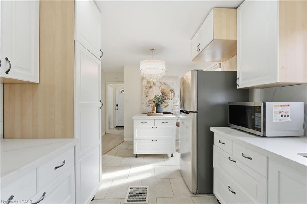352 East 28Th Street, Hamilton, ON - Indoor Photo Showing Kitchen