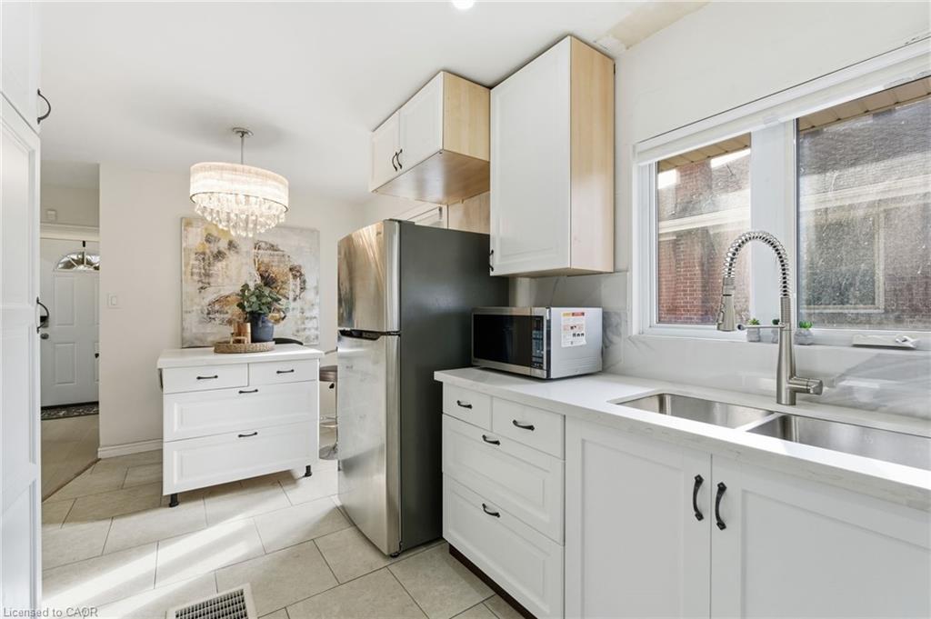 352 East 28Th Street, Hamilton, ON - Indoor Photo Showing Kitchen With Double Sink