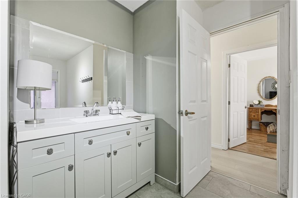 352 East 28Th Street, Hamilton, ON - Indoor Photo Showing Bathroom