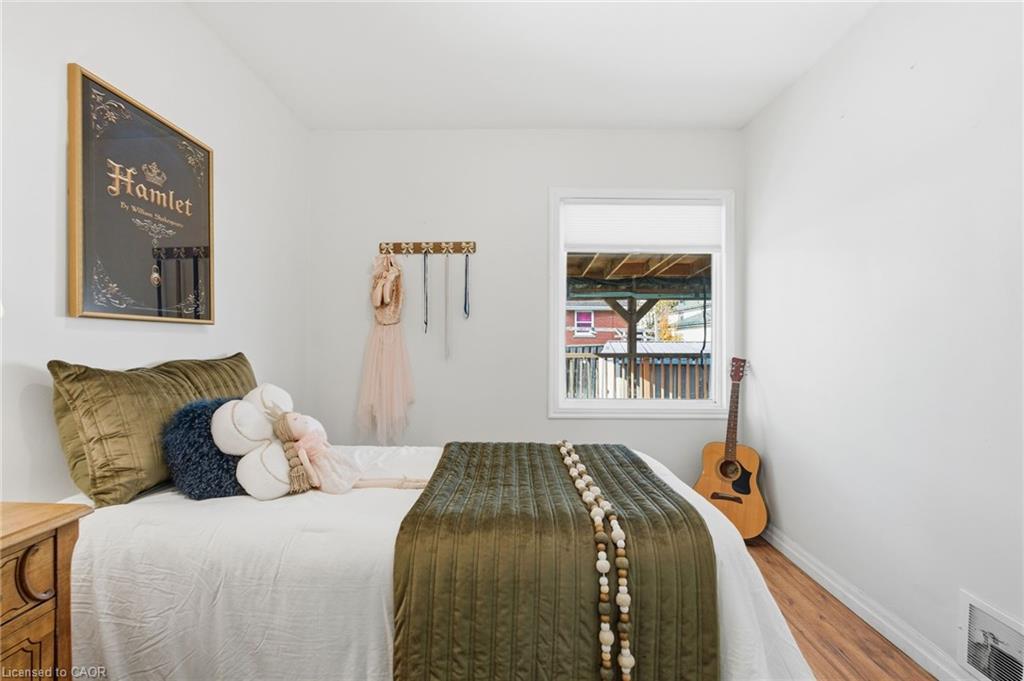 352 East 28Th Street, Hamilton, ON - Indoor Photo Showing Bedroom
