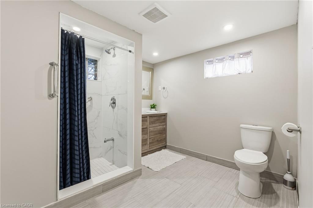 352 East 28Th Street, Hamilton, ON - Indoor Photo Showing Bathroom