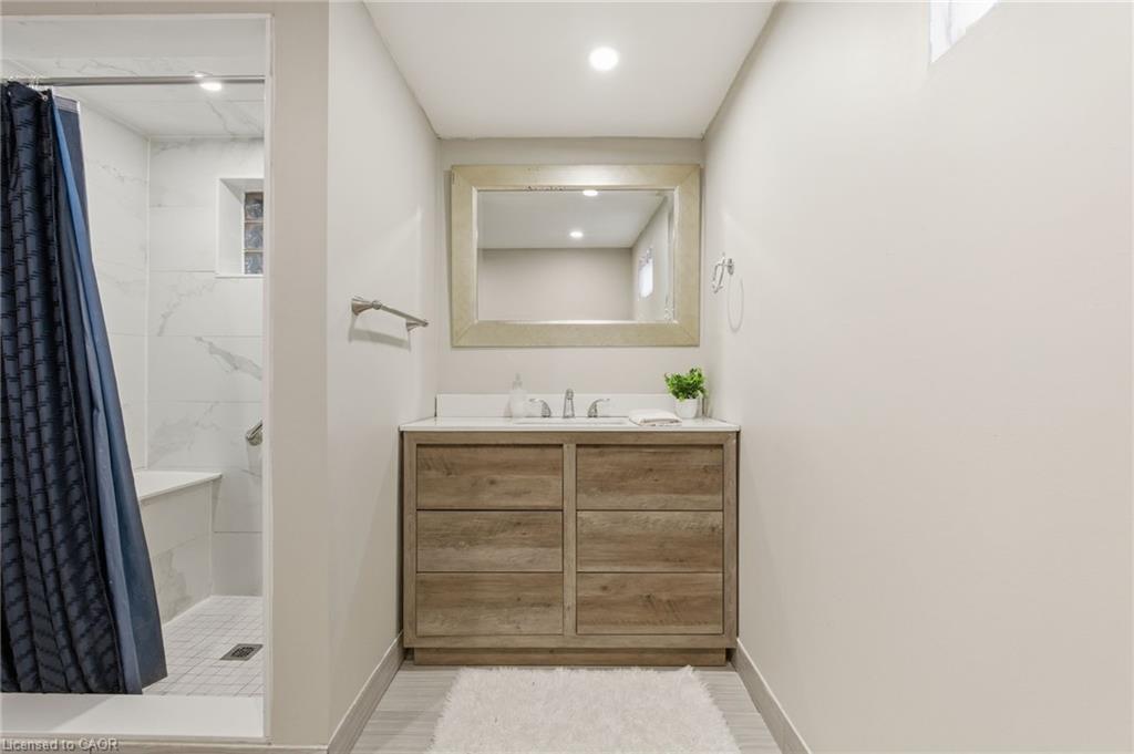 352 East 28Th Street, Hamilton, ON - Indoor Photo Showing Bathroom
