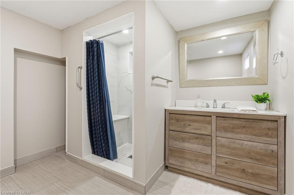 352 East 28Th Street, Hamilton, ON - Indoor Photo Showing Bathroom