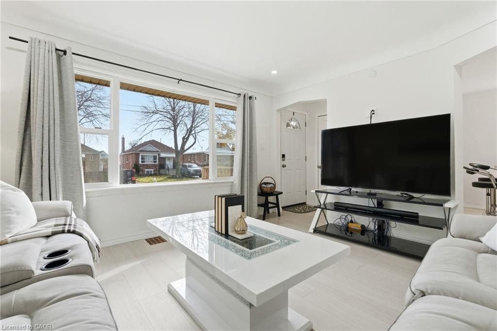352 East 28Th Street, Hamilton, ON - Indoor Photo Showing Living Room