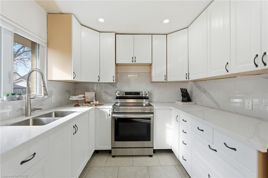 352 East 28Th Street, Hamilton, ON - Indoor Photo Showing Kitchen With Double Sink