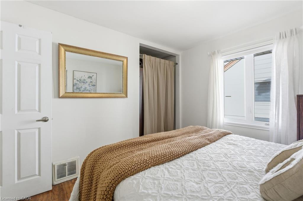352 East 28Th Street, Hamilton, ON - Indoor Photo Showing Bedroom