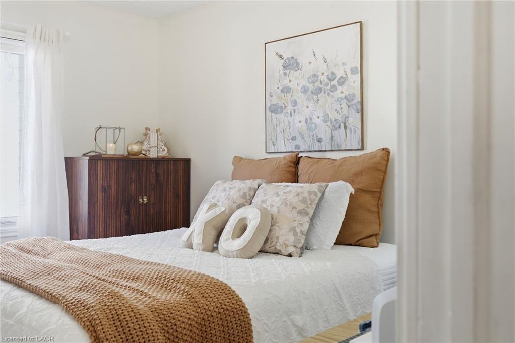 352 East 28Th Street, Hamilton, ON - Indoor Photo Showing Bedroom
