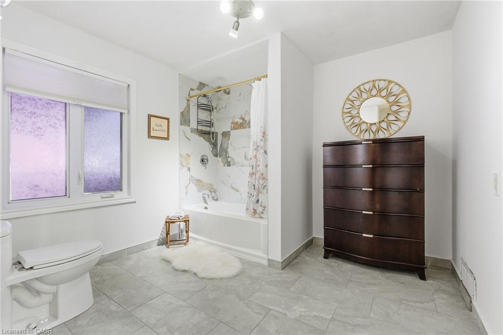 352 East 28Th Street, Hamilton, ON - Indoor Photo Showing Bathroom
