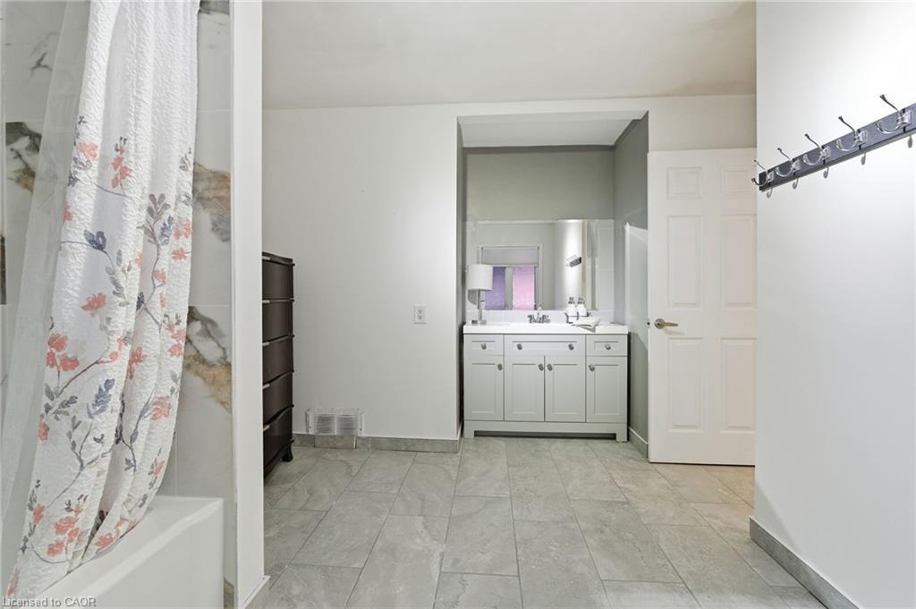 352 East 28Th Street, Hamilton, ON - Indoor Photo Showing Bathroom