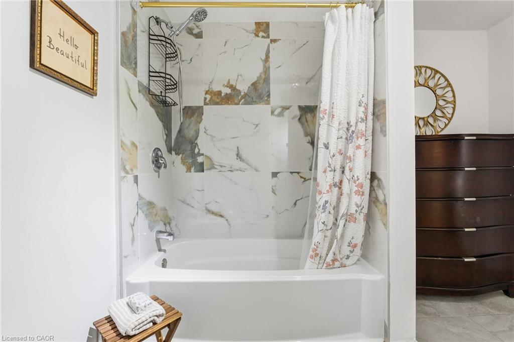 352 East 28Th Street, Hamilton, ON - Indoor Photo Showing Bathroom