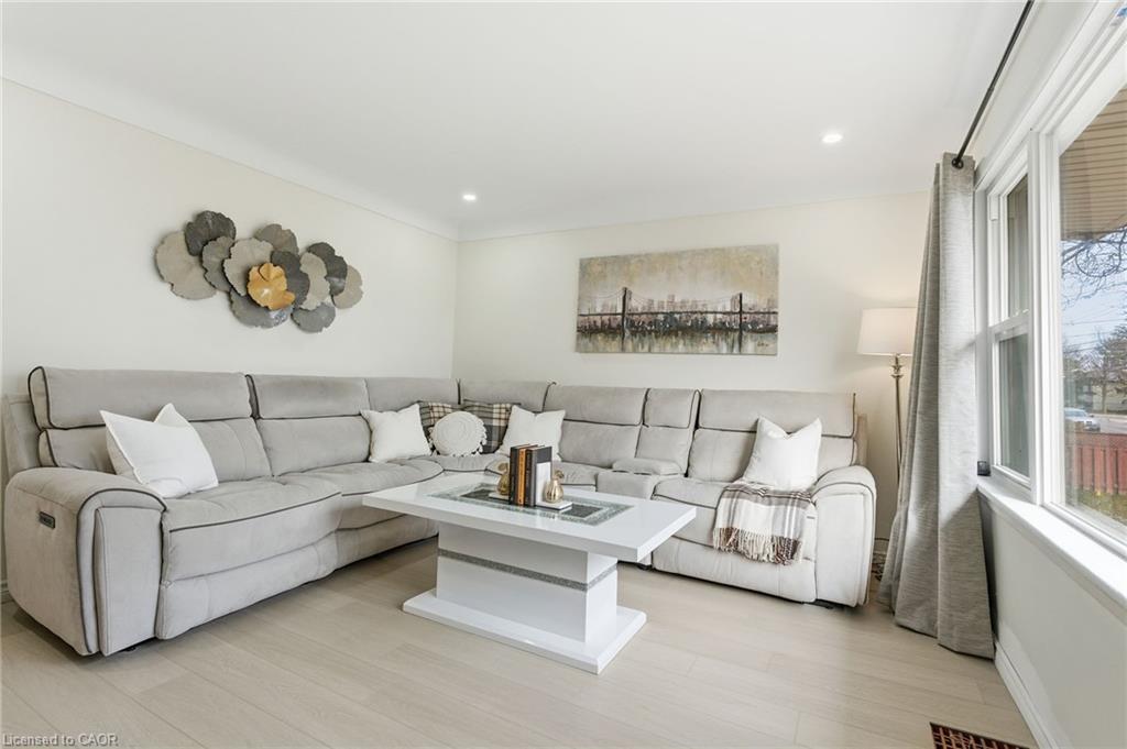 352 East 28Th Street, Hamilton, ON - Indoor Photo Showing Living Room