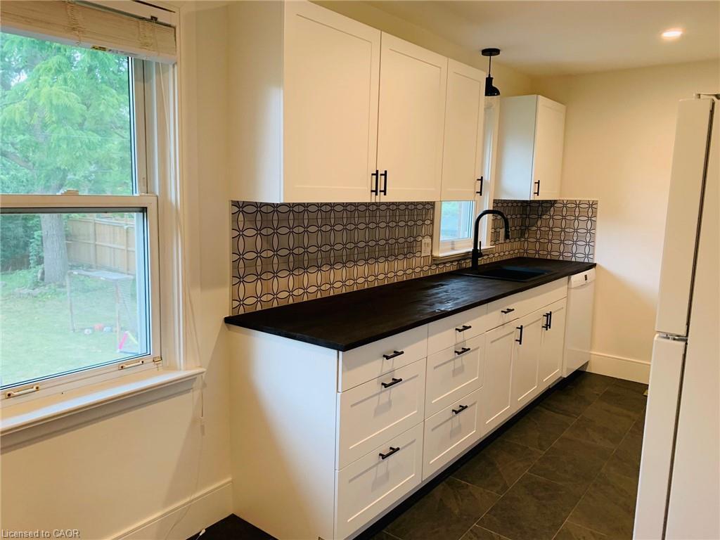 204 West 19Th Street, Hamilton, ON - Indoor Photo Showing Kitchen